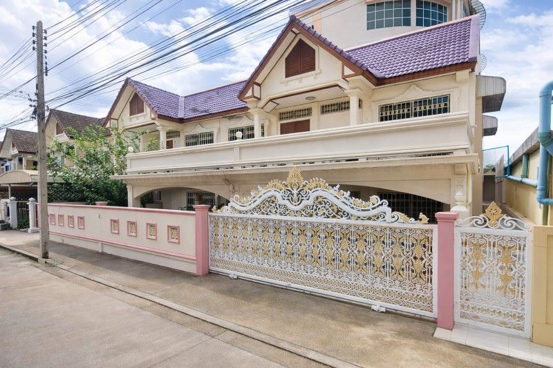 - ถนนสุขุมวิท นาเกลือ บางละมุง บ้านเดี่ยว 2 ชั้น 3 นอน 3 น้ำ ใกล้รร.มารีวิทย์ พัทยา 250 ม. 100 ตร.ว. 400 ตร.ม.