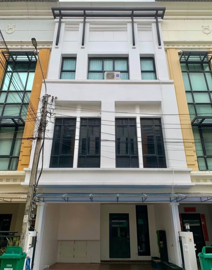 - ให้เช่า ทาวน์โฮม 3.5 ชั้น บ้านกลางกรุง ออฟฟิศ พาร์ค บางนา (พร้อมเข้าอยู่) ราคา 45,000 บาท/เดือน