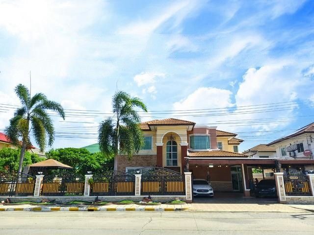 - ขายบ้านเดี่ยวร่มรื่น บรรยากาศเหมือนรีสอร์ท ติดถนนหลักของหมุ่บ้าน Natural Ville ร่มเกล้า 175 ตร.ว. บ้านสวย พร้อมอยู่ สระว่ายน้ำ 25 เมตร