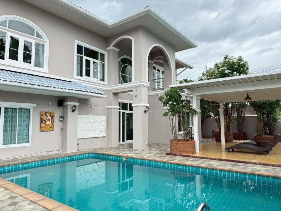 - Pool Villa รีโนเวทใหม่ พร้อมเข้าอยู่ ทำเลทองรวมโชค (น้ำไม่ท่วม) ส่วนตัวที่สุด บ้านหัวมุมไม่ติดใคร