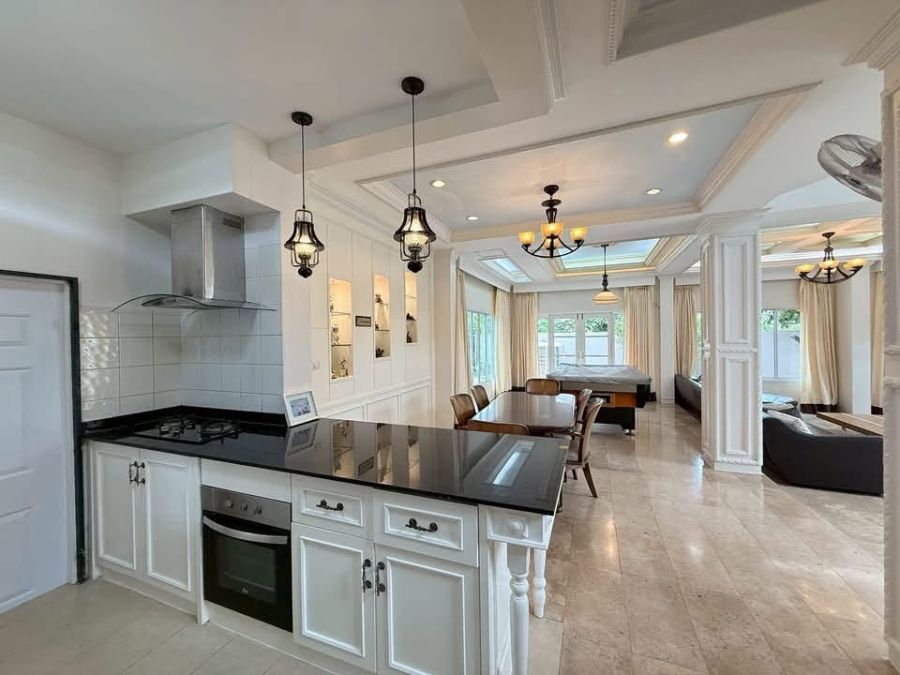 - Pool Villa รีโนเวทใหม่ พร้อมเข้าอยู่ ทำเลทองรวมโชค
