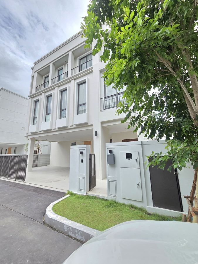- ด่วน! ปล่อยเช่าบ้านเดี่ยวหรู 3 ชั้น ทำเลทอง "กรุงเทพกรีฑา" สเปคจัดเต็ม 390 ตร.ม. ใกล้ รร.นานาชาติชั้นนำ พร้อมอยู่!