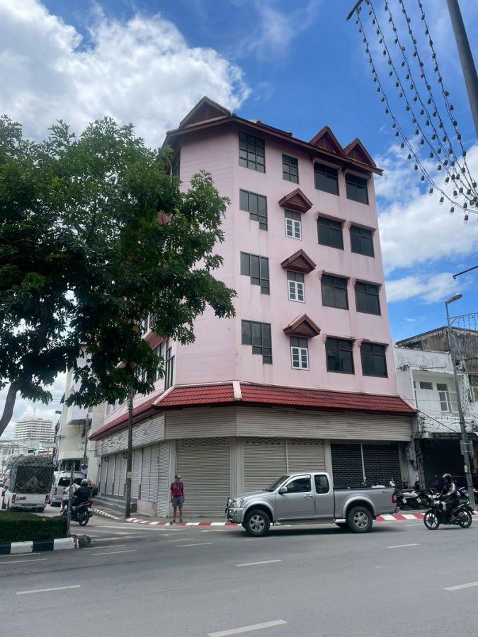 - ปล่อยเช่าระยะยาว อาคารพาณิชย์ขนาดใหญ่ ทำเลศักยภาพสูงบนถนนท่าแพ ใจกลางย่านเศรษฐกิจและแหล่งท่องเที่ยวสำคัญของเชียงใหม่ ในโซนเมืองเก่า