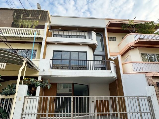 - ขายทาวน์โฮม 3 ชั้น รีโนเวทใหม่ พร้อมอยู่ นาคนิวาส 2 เกษมสันต์ ลาดพร้าว ใกล้เลียบด่วนเอกมัย รามอินทรา MRT