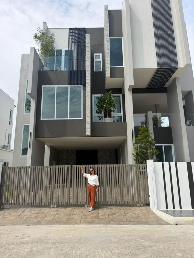 - บ้าน 3 ชั้น ดีไซน์โมเดิร์น ถนนเชียงใหม่-หางดง Work Life Luxury Living (บ้านแหวน)