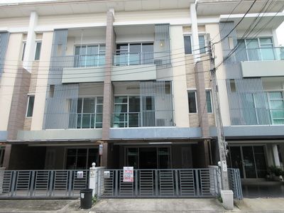 - ทาวน์พลัส เกษตร-นวมินทร์ ทาวน์โฮม 3 ชั้น หน้ากว้าง 5.5 เมตร กรุงเทพ