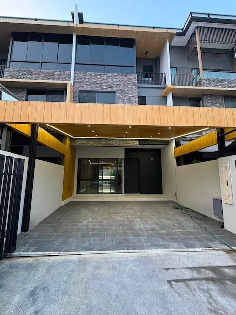 - ขาย/เช่าทาวน์โฮมหรู 3 ชั้น 224 ตร.ม. ตกแต่งครบ มี Sky Hall Penthouse, Walk-in Closet, แอร์ 6 เครื่อง และรองรับ EV Charger