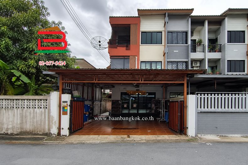 - ทาวน์โฮม หมู่บ้านชุมชนทอส. 9 (ซอยพหลโยธิน 64) เนื้อที่ 30.5 ตรว. ใกล้โรงพยาบาล บี.แคร์ เมดิคอลเซ็นเตอร์ ถนนพหลโยธิน ตำบลคูคต อำเภอลำลูกกา