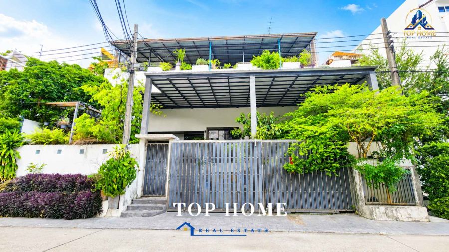 - ขายด่วน ทาวน์โฮม 3 ชั้นขนาดใหญ่ ลาดพร้าว 101 ซอย 5