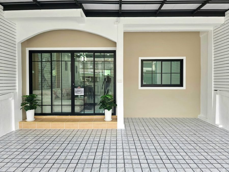 - หมู่บ้านศรีประจักษ์ 7 (ถนนเมน) รีโนเวทใหม่ พร้อมเข้าอยู่