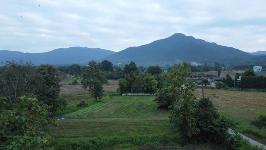 - ที่ดินผืนสวยโอบล้อมด้วยภูเขาใกล้แม่กำปองวิวสวยอากาศดี
