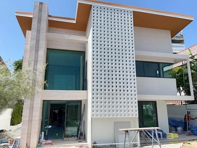 - ทำเลดีที่สุดในลาดพร้าว! ขายบ้านเดี่ยว 4 ห้องนอน 4 ที่จอดรถ โชคชัย 4 เดินทางสะดวก เชื่อมต่อรัชดา-พระราม 9-ลาดพร้าว