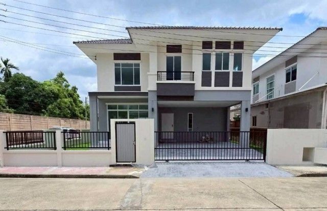 - บ้านเดี่ยวหลังใหญ่รีโนเวทใหม่พร้อมอยู่ บรรยายกาศดี พื้นที่สนามรอบบ้าน เนื้อที่ 53.8 ตร.ว. พท. 180.63 ตร.ม. 3 ห้องนอน 3 ห้องน้ำ 2 จอด