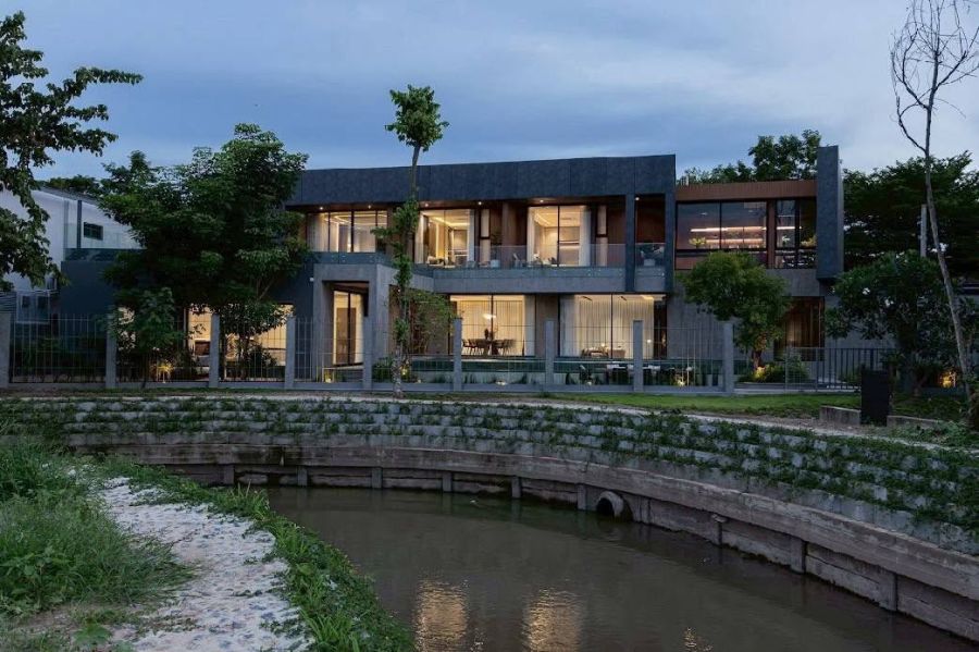 - พูลวิลล่าหรูสไตล์ Modern Luxury ทำเลหางดง-เชียงใหม่ โปร่ง โล่ง อบอุ่น ผสมผสานหินธรรมชาติ งานไม้ และกระจกบานใหญ่รับแสงธรรมชาติ