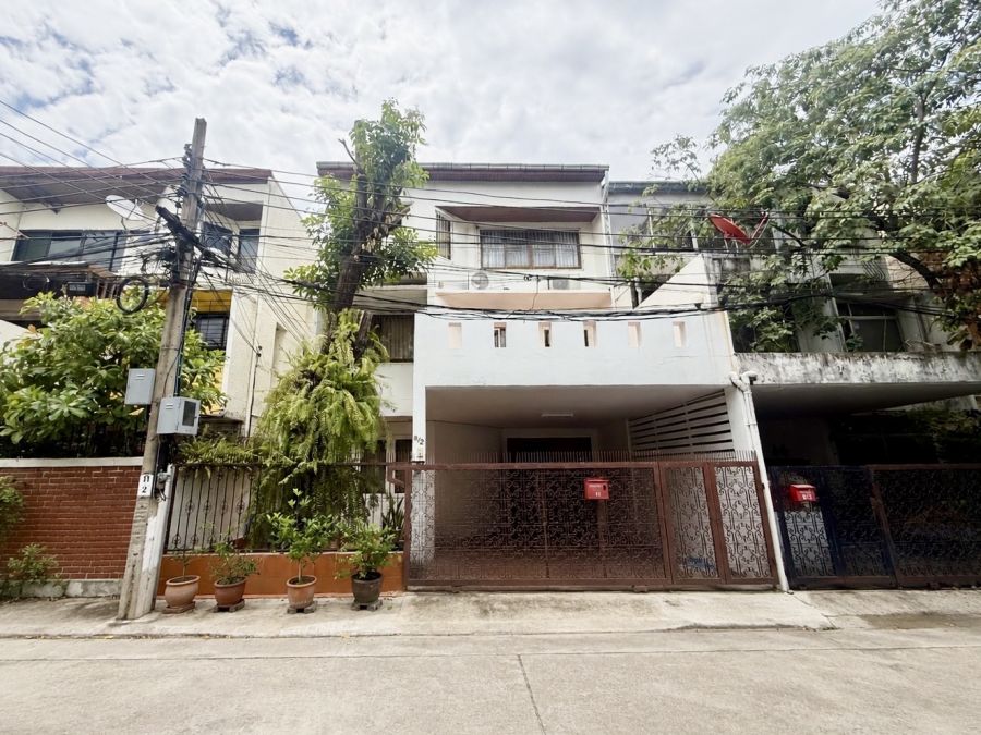 - ขายบ้านสวย 3 ชั้นพร้อมอยู่ ซอยศูนย์วิจัย-เพชรบุรี47-พระราม9 ทำเลใจกลางเมือง ใกล้โรงพยาบาลกรุงเทพ