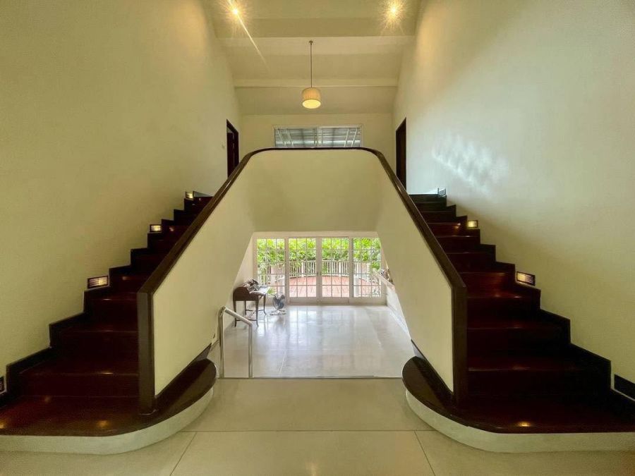 - ขายที่ดินพร้อมบ้านหลังใหญ่สไตล์ล้านนาประยุกต์ บนทำเลศักยภาพสูงสุด