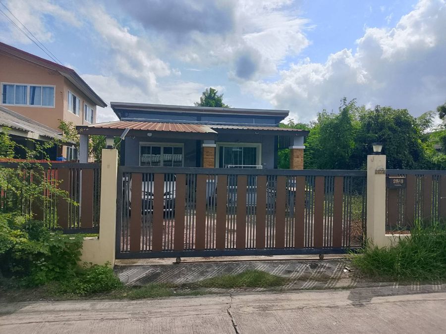 - ขายบ้านเดี่ยวชั้นเดียว ทำเลมีนบุรี กรุงเทพมหานคร บ้านพร้อมพื้นที่เหลือสำหรับต่อเติมหรือสร้างบ้านเพิ่ม เหมาะสำหรับอยู่อาศัยและลงทุน