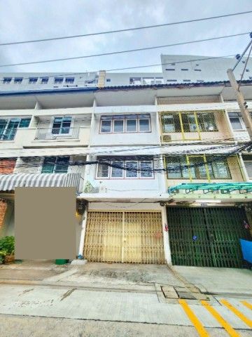 - เซ็นทรัล พระราม 3 700 ม. แยกรัชดาภิเษก นนทรี 200 ม.ตึกแถว 3 ชั้น 18 ตร.วา. 3 นอน 3 น้ำ เหมาะสำหรับอยู่อาศัย โฮมออฟฟิศ