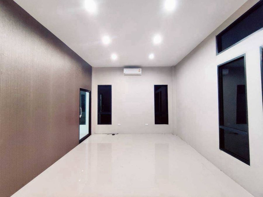- ให้เช่าอาคารสำนักงานพร้อมโกดัง ลำลูกกา คลอง 4 Office + Warehouse พื้นที่ใช้สอย 415 ตร.ม.