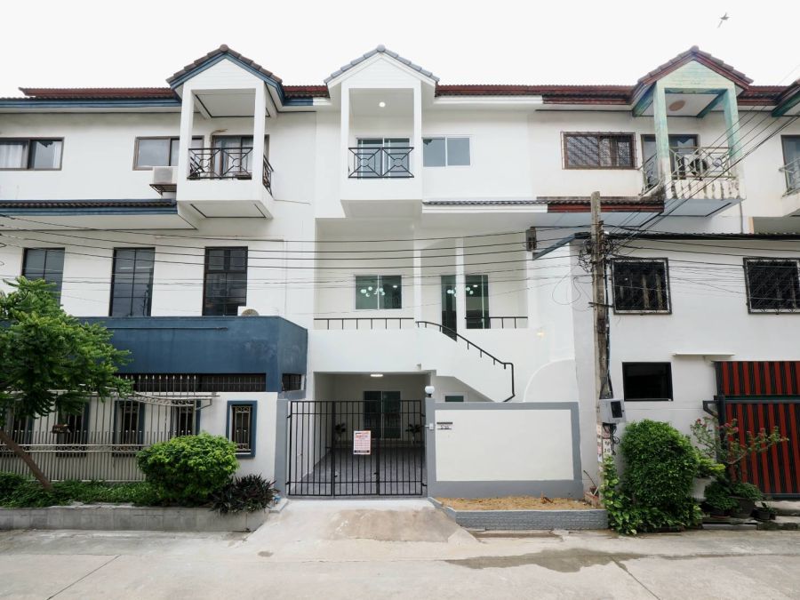 - ขายราคาพิเศษ ทาวน์โฮม 3 ชั้น หมู่บ้านบำรุงวงศ์ ขนาด 5 ห้องนอน 4 ห้องน้ำ บ้านเล่นระดับ (กาญจนาภิเษก-ปลายบาง) ขนาด 23.2 ตารางวา