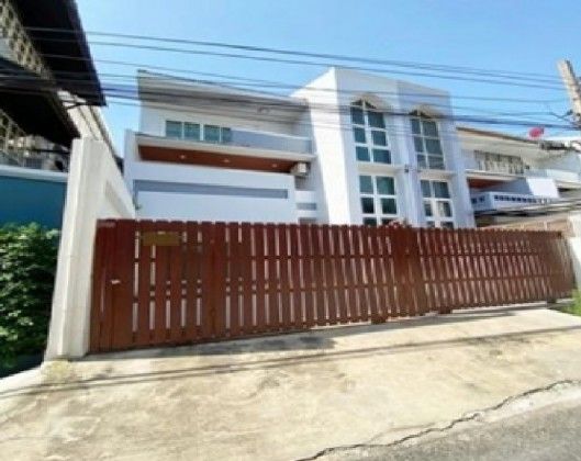 - ให้เช่าสำนักงาน ทาวน์โฮม 3 ชั้น Renovate ใหม่ทั้งหลัง ซอยสุขุมวิท 54 ใกล้ BTS อ่อนนุช แอร์ 4 เครื่อง เหมาะเป็น Studio , สำนักงาน จดบริษัทได้