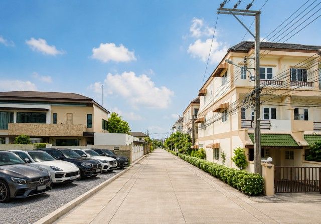 - โชคชัย4 ให้เช่าทาวน์โฮม 3ชั้น 4นอน ใกล้โรงเรียนสตรีวิทยา 2 กม. 36ตร.ว.200ตร.ม.3น้ำ เหมาะสำหรับพักอาศัย บริษัท สำนักงาน คลินิก และ สตูดิโอ