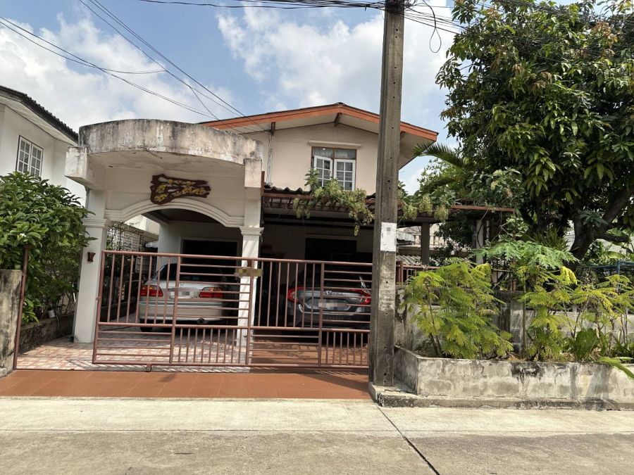 - ขายบ้านเดี่ยวบนที่ดินผืนใหญ่ 79 ตร.วา หายากในเมือง สามารถเข้าออกจากถนนรามอินทราและเกษตรนวมินทร์ ใกล้สถานีรถไฟฟ้ารามอินทรา กม.4 เขตบางเขน