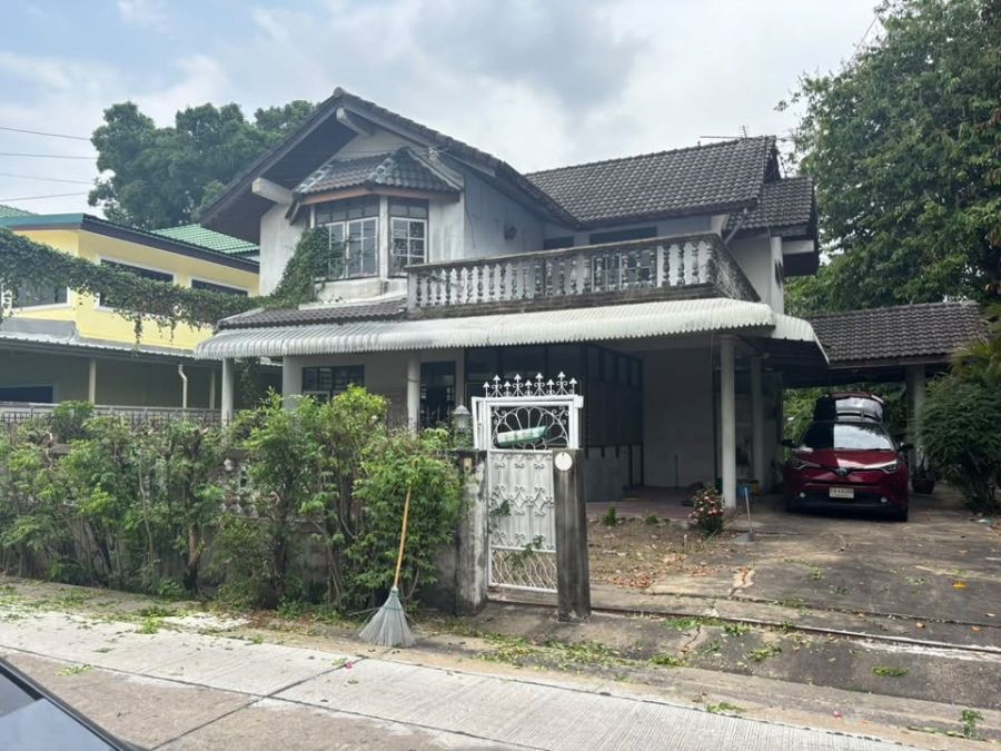 - บ้านเดี่ยวหลังใหญ่ บนเนื้อที่ 146 ตร.วา ใกล้สถานที่สำคัญมากมาย Luxury Detached Residence on 146 Sq.wah (584 sq.m.)