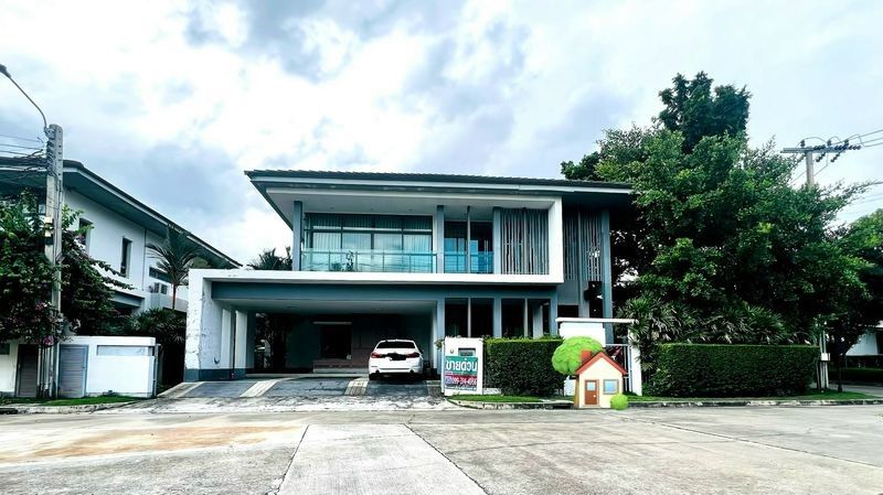 - ขายบ้านเดี่ยวหลังมุม 5 ห้องนอนแบบใหญ่สุดในโครงการ บนที่ดิน 108 ตร.ว หมู่บ้านเศรษฐสิริ ศรีนครินทร์-พระราม 9 ใกล้โรงเรียนนานาชาติไบรท์ตัน