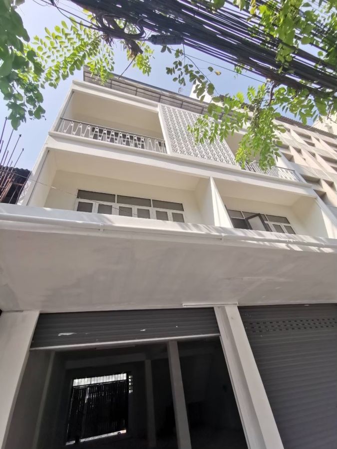 - เจ้าของขายเอง ตึกติดถนนใหญ่เพชรบุรีตัดใหม่เยื้องซอยตรงข้ามเข้าทองหล่อ พื้นที่ตึก2ห้อง 3 ชั้นครึ่ง
