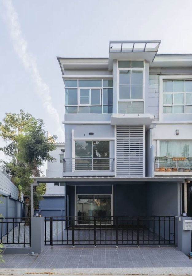 - ให้เช่าทาวน์โฮม 3 ชั้น The Metro Rama 9 ทำเลดี เดินทางสะดวก ใกล้ โรงพยาบาลสมิติเวช