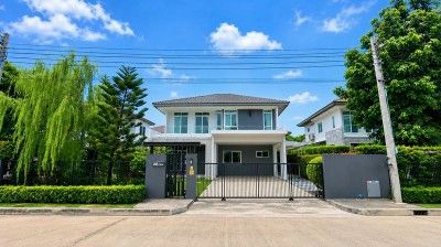 - บ้านเดี่ยวหรูให้เช่าเหมาะสำหรับครอบครัวที่มองหาบ้านหลังใหญ่ บรรยากาศเป็นส่วนตัวร้อมพื้นที่ใช้สอยครบครัน