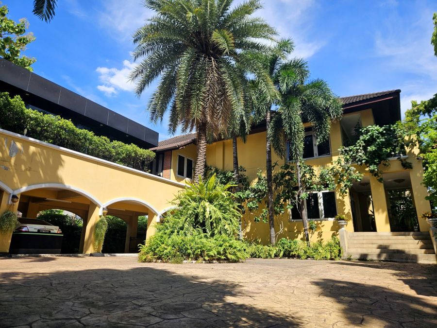 - บ้านเดี่ยวสไตล์ Grand Tropical ใจกลางประชาชื่น พื้นที่ระดับคฤหาสน์ 225 ตร.วา ใกล้เดอะมอลล์งามวงศ์วาน รถไฟฟ้า MRT สายสีม่วง สถานีวงศ์สว่าง
