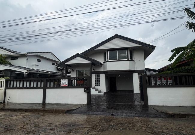 - ขายและให้เช่าบ้านเดี่ยว หมู่บ้านสวนพงษ์เพชร ซอยแจ้งวัฒนะ 43 เนื้อที่ 56 ตร.ว. 2 ชั้น 3 นอน 2 น้ำ
