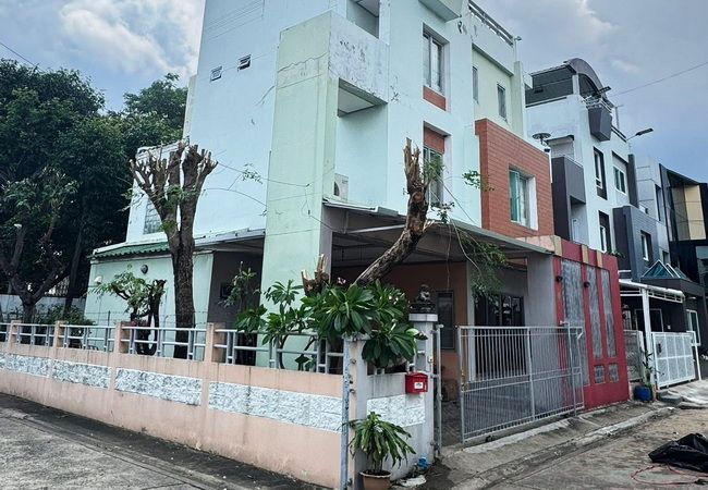 - ให้เช่าบ้านเดี่ยว ซอยลาดพร้าว 101 แยก 13 บางกะปิ กรุงเทพ เนื้อที่ 41 ตร.ว. 4 ชั้น 6 นอน 4 น้ำ
