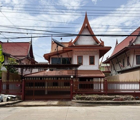 - ให้เช่าบ้านเรือนไทยเบญจรงค์ 3 ห้องนอน 2 ห้องน้ำ ใกล้รถไฟฟ้าสายสีม่วง สถานีคลองบางไผ่
