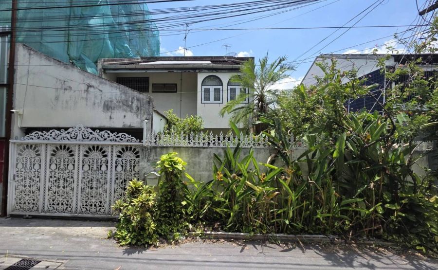 - ขายบ้านเอกมัย 22 ซอยเยาวราช สุขุมวิท ที่ดิน 42 ตร.ว สภาพแวดล้อมน่าอยู่ ทำเลดี ถนนกว้าง เข้าออกได้ทั้งฝเอกมัย และปรีดีพนมยงค์ ใกล้ BTS พระโขนง ทองหล่อ
