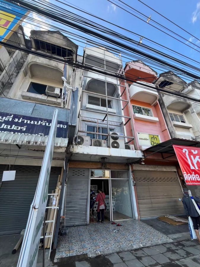 - ขายด่วน! อาคารพาณิชย์ 4 ชั้น ทำเลทองติดถนนเชียงใหม่-หางดง ขาเข้าเมืองเชียงใหม่ โอกาสสร้างกำไรที่นักลงทุนตามหา!
