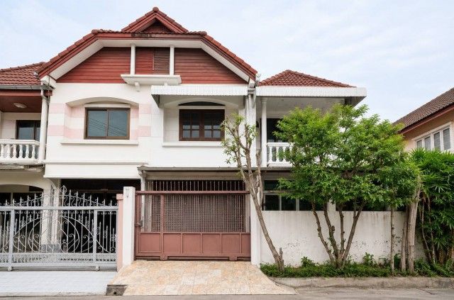 - หมู่บ้านรังสิยา ซอยรามอินทรา 74 ถนนรามอินทรา คันนายาว ราคาพิเศษ คุ้มค่า ทำเลศักยภาพ ใกล้รถไฟฟ้า พร้อมเจรจาต่อรองได้
