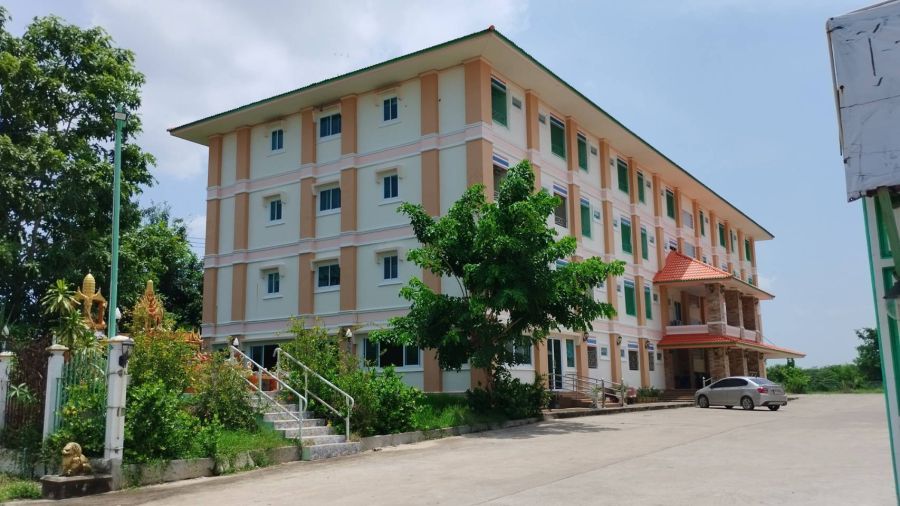 - ขายโรงแรมพร้อมที่ดิน ขนาด 74 ห้อง ใกล้โรบินสันสุรินทร์ ทำเลดีมีศักยภาพ ติดถนนใหญ่สายสุรินทร์-ศีขรภูมิ หมายเลข226