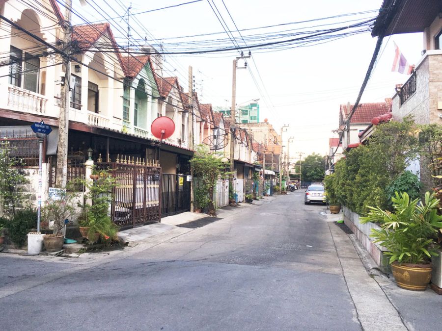 - ให้เช่าทาวน์เฮ้าส์ นวมินทร์ 135 32/271 18 ตรว. 2 ชั้น 2 ห้องนอน 2 ห้องน้ำ 1 ห้องครัว แอร์ 3 ตัว 8000 บ.