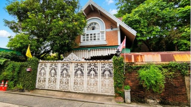 - บ้านเดี่ยวสไตล์สเปน พหลโยธิน 24 ใกล้ BTS เพียง 400 ม. ขายบ้านเดี่ยว 2 ชั้น บนที่ดิน 202 ตร.ว.