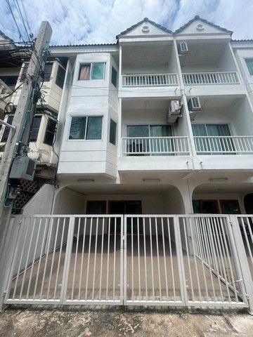 - ทาวน์โฮม 3 ชั้น 4 ห้องนอน 3 ห้องน้ำ ชอยเรวดี 75 ใกล้MRTบางกระสอ นนทบรี