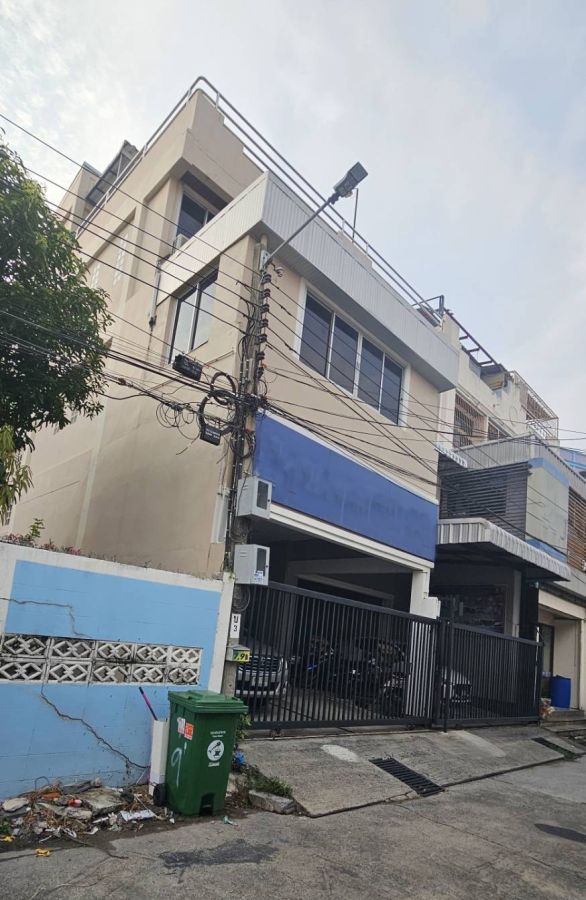 - ขายโฮมออฟฟิศ 6 ชั้น ทำเลดี เดินทางสะดวก ซอยอุดมสุข