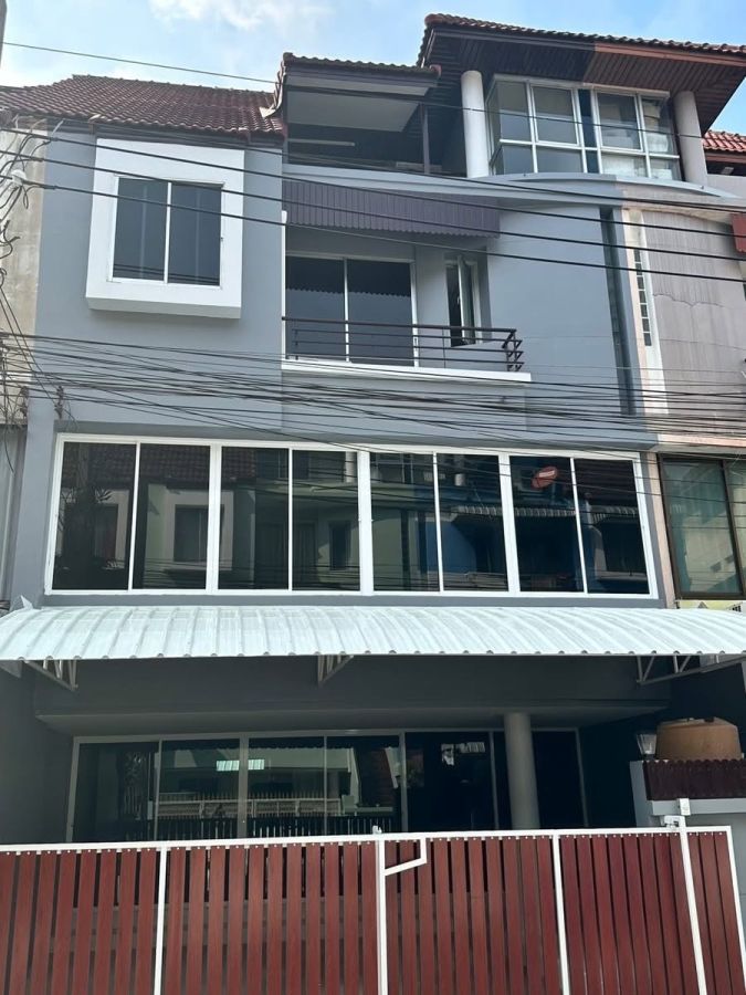 - ให้เช่า โฮมออฟฟิศ 4 ชั้น สไตล์เรียบหรูโมเดิร์น 350 ตร.ม. ลาดพร้าว 80 - เหม่งจ๋าย จดทะเบียนบริษัทได้ พร้อมอยู่ทันที