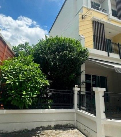 - ทาวน์โฮม 3 ชั้นหลังมุม . 3 ห้องนอน 3ห้องน้ำ บ้านกลางเมือง Urbanion เกษตรนวมินทร์ 2 ซอยลาดปลาเค้า 79