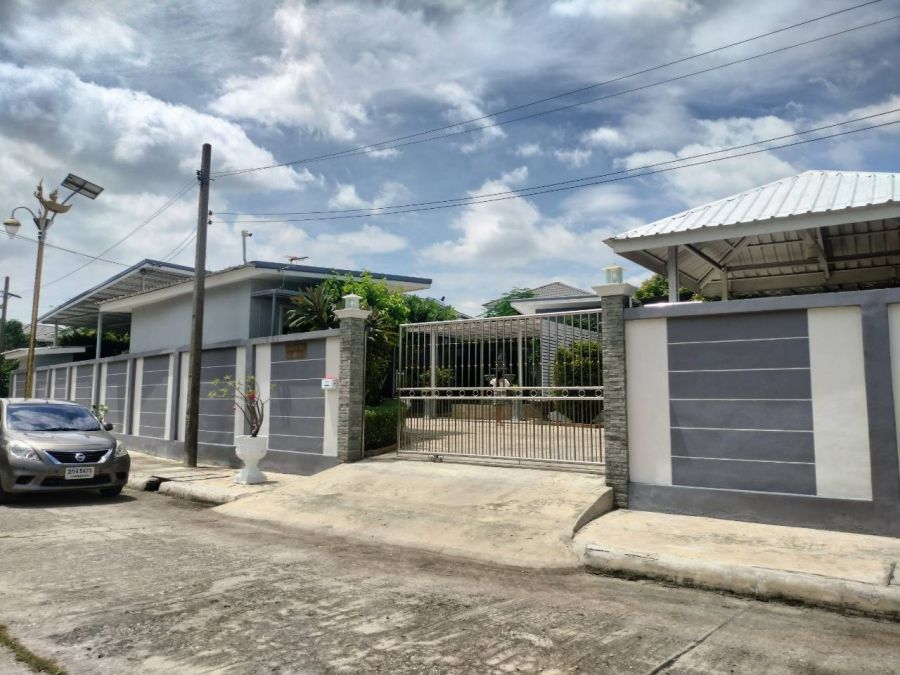 - ขายบ้านเดี่ยวชั้นเดียว บ้านสไตล์รีสอร์ท ในหมู่บ้านกรีนเลค ทำเลดี ใกล้สนามบินสุวรรณภูมิ เนื้อที่ 282. ตร.ว