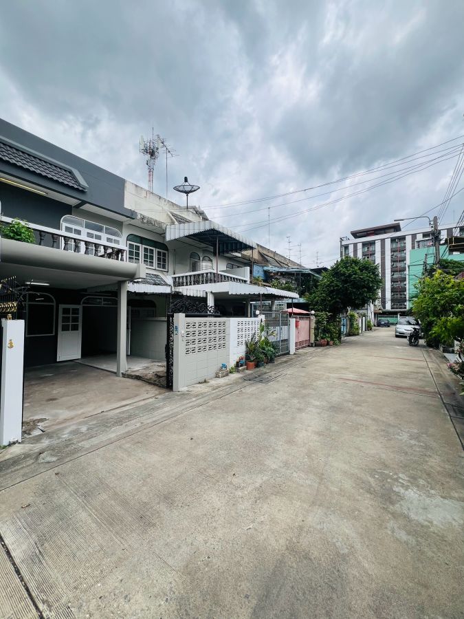 - ขายบ้านทาวน์เฮาส์ ปลอดภัย เดินจากสี่แยกพิบูลย์เข้าบ้านได้เลย น่าอยู่มาก