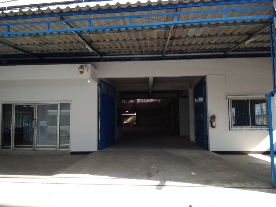 - ให้เช่าโกดังพร้อมสำนักงาน พื้นที่ใช้สอย 920 ตรม. ใกล้แยกเทพารักษ์ น้ำไม่ท่วม เข้าออกสะดวก เพียง 59,000/เดือน