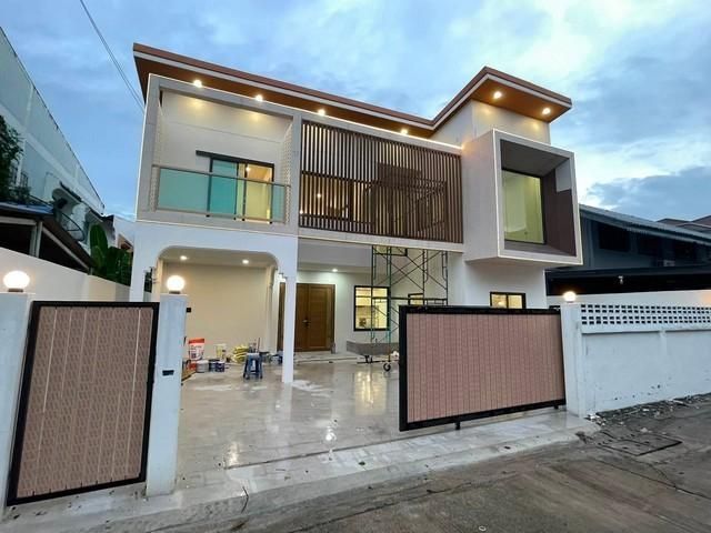- ทำเลดีที่สุดในลาดพร้าว! ขายบ้านเดี่ยว 5 ห้องนอน 3 ที่จอดรถ พื้นที่ใช้สอย 250 ตร.ม. เชื่อมต่อเลียบทางด่วนเอกมัย-รามอินทรา ราคา 11.9 ล้านบาท